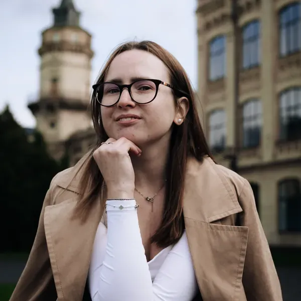 Психолог Анастасія Стефанюк - Практикуючий психолог-консультант у методі позитивної психотерапії. Працюю з темами стосунків, тривожності, самоцінності та емоційної залежності. Створюю безпечний простір, де можна чесно подивитися на себе й почати змінювати те, що болить