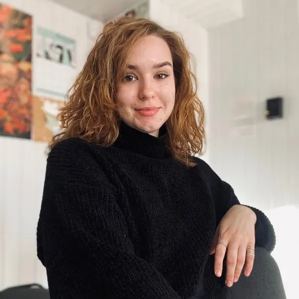 Психолог Анна Сілкова - Привіт! Я Аня, мені 25 років, я психологиня і психотерапевтка у навчанні. Працюю, очно та онлайн. Зазвичай я працюю з людьми, які живуть у стані тривоги, апатії, внутрішньої втоми чи емоційного виснаження. З тими, кого тривалий час супроводжують сум, спустошення, почуття провини або сорому, жорстка самокритика або виснажливий перфекціонізм.