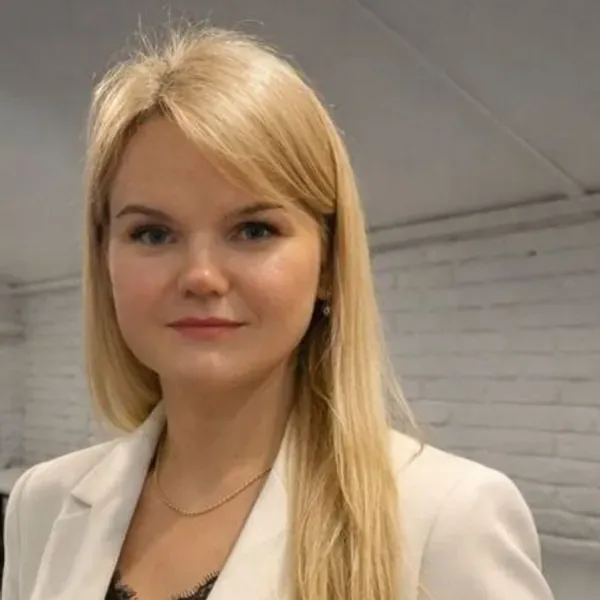 Психолог Іванна Голубець - Дипломований психолог, створюю простір, у якому можна зупинитися, зняти напругу з плечей і чесно подивитися на себе  без ролей, без потреби бути сильною, без поспіху щось виправляти. Я поруч, щоб допомогти вам повернути відчуття ґрунту під ногами й поступово вибудувати внутрішню опору, яка витримує навіть тоді, коли життя розхитує все навколо.