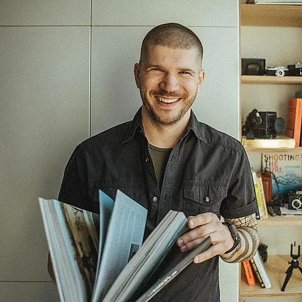 Психолог Максим Кириченко - Привіт, мене звати Максим і я психолог. Я знаю, що всі ми люди й намагаємось все завжди вирулити самостійно.   Та часом буває так, що емоції зашкалюють, думки не тішать, і просто не вистачає сил розібратися, що з цим всім робити.   Саме тому я пропоную свою допомогу.