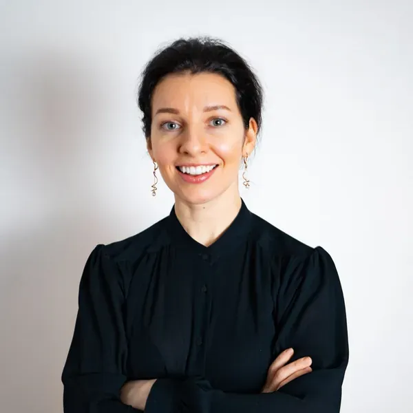 Психолог Марія Ванєєва - Я — коучка та тренерка з акторської майстерності, яка працює з усвідомленістю, тілом і голосом. Допомагаю людям знаходити ясність, внутрішню опору та сміливо проявлятися в житті й професії. Працюю на перетині коучингу, театру та тілесних практик.