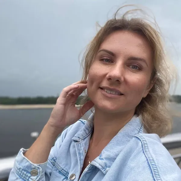 Психолог Ольга Богачова - Вітаю! Я психолог, консультую в інтегративному підході. Рада бути помічною у вирішенні запитів щодо особистісних проблем (тривожність, самооцінка, кризи, навʼязливі думки, невпевненість у собі і власних силах, пошук ресурсів, емоційне вигорання) та проблем у відносинах (дитячо-батьківські стосунки, стосунки в парі).