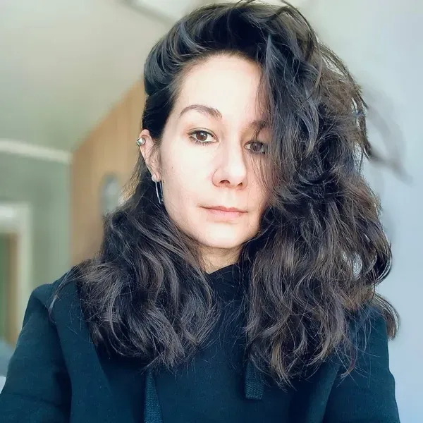 Психолог Олена Стеценко - Вітаю! Мене звати Олена, 39 років. Я сертифікований гештальт терапевт. Працюю з темами дитячо-батьківських відносин, самооцінкою, невпевненість у собі, пошук своєї ідентичності та унікальності, вікові кризи, формування бажань