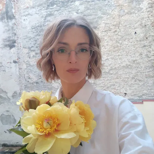 Психолог Софія Фішер - Психолог, проходжу навчання у методі Логотерапія і Екзистенційний аналіз, сексолог (працюю переважно з жінками), МАК-спеціаліст. Для мене важливі уважність до унікальності клієнта, толерантність та емпатія. Я підтримую клієнтів на шляху до покращення mental wellness і щиро отримую задоволення від своєї роботи.  Мій особистий девіз: “Зупинись на хвилинку і посмакуй ще однією чашечкою кави!” – як нагадування про важливість паузи, сенс моменту та турботи про власний ресурс.