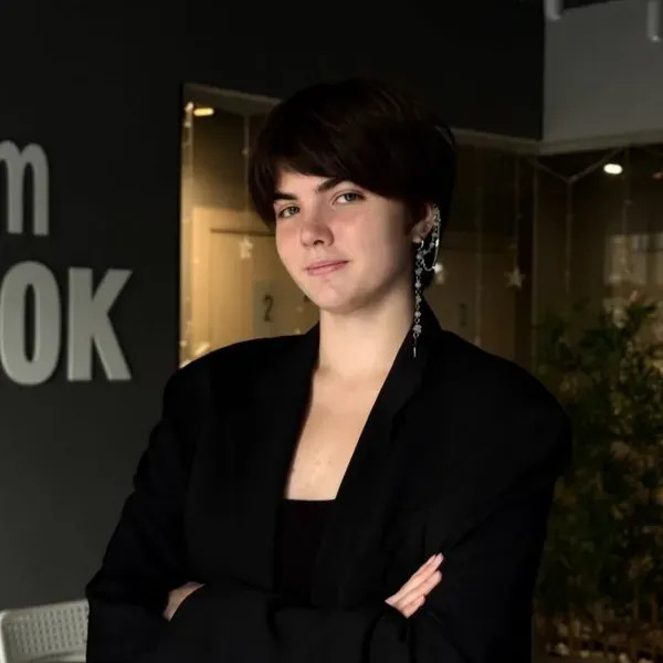 Психолог Софія Калініченко - Психологиня, феміністка і LGBTQ+friendly терапевтка.