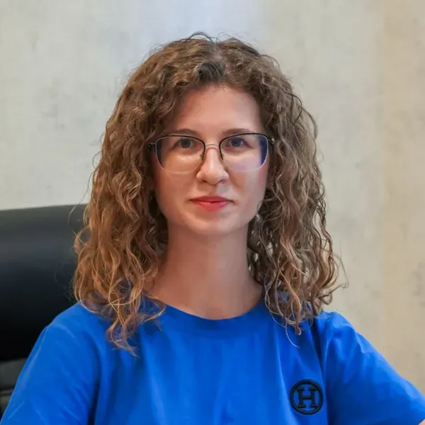 Психолог Вікторія Поточна - Я психолог, працюю в методі символдрами. Допомагаю м’яко долати тривогу, напруження та життєві труднощі, щоб відновити внутрішню гармонію й відчути опору в собі.